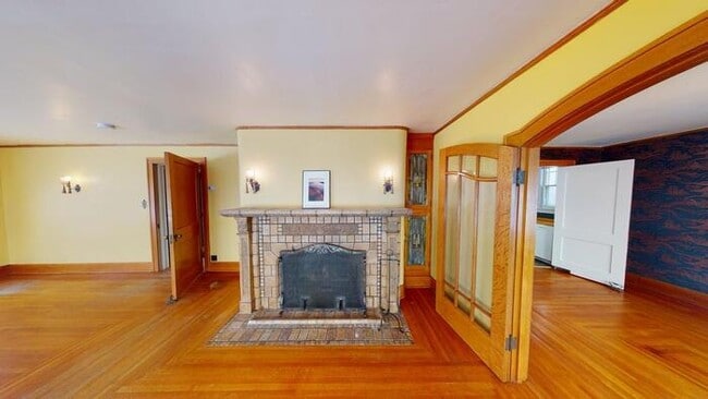 Building Photo - 206 W Custer Park St