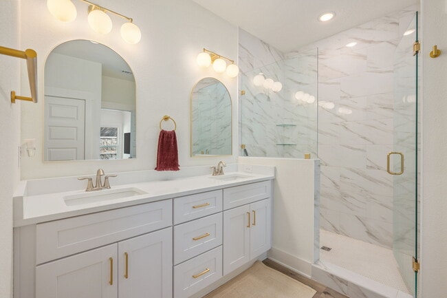 Building Photo - 807A Cedar Ave S