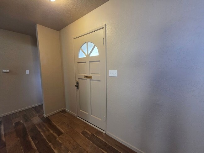 Building Photo - 3 bedroom single story in Turlock!