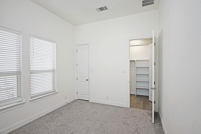 Building Photo - 1438 Oaklawn Dr