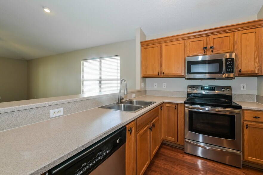 Building Photo - 573 Redberry Ln