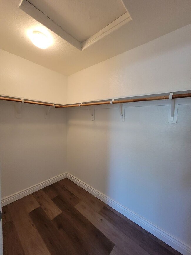 Building Photo - 4 Bedroom 2 Bathroom Home Close to Shopping and Restaurants!!