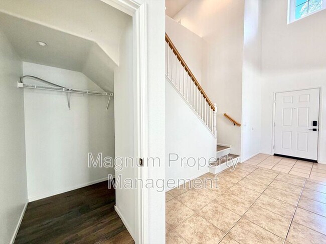 Building Photo - 8182 Bon View Dr