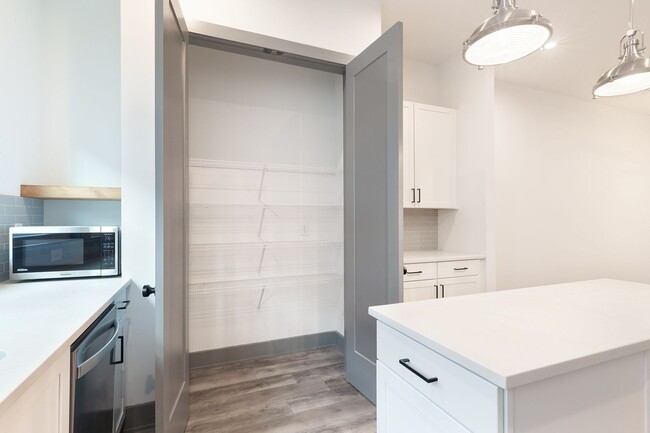 Building Photo - Beautiful 2bd/2.5ba Contemporary Townhome ...