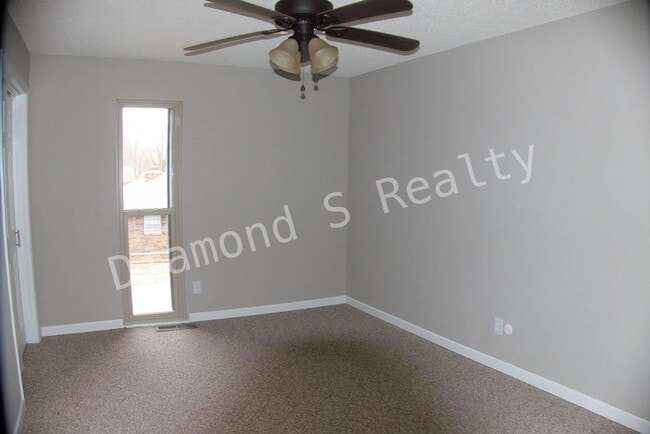 Building Photo - 2 Bedroom Townhome Unit Available - South ...