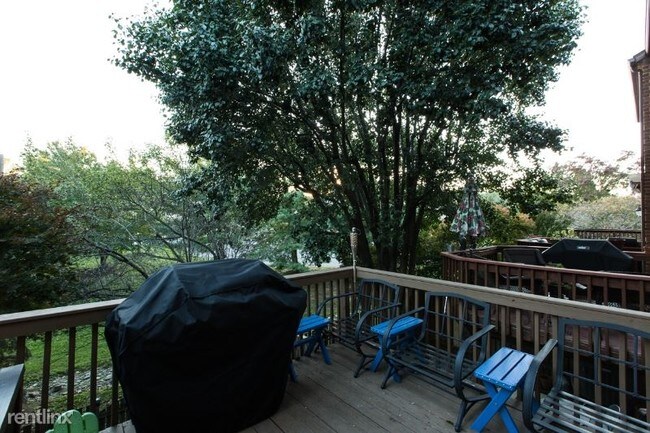 Building Photo - 3 br, 2.5 bath Townhome - 7111 Bradshaw Ct E