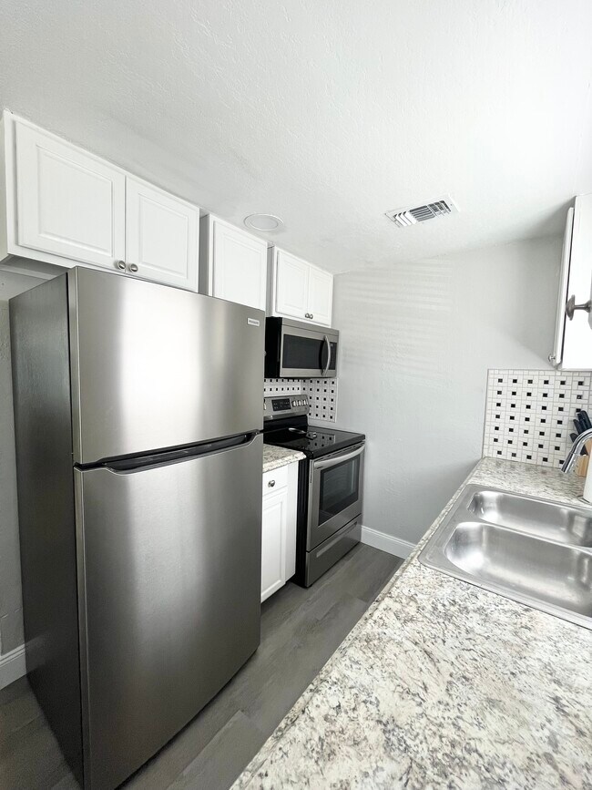 Building Photo - 607 Lyndhurst St