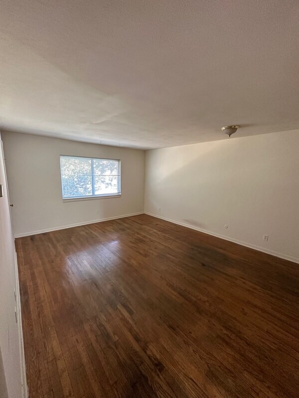 Building Photo - 1063 W 48th St