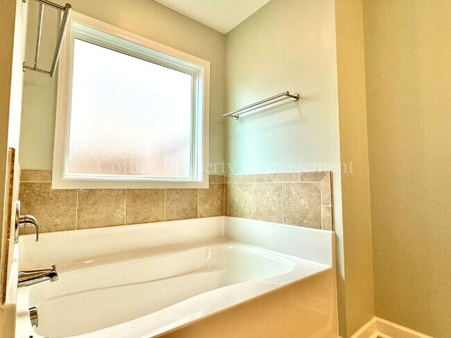 Building Photo - 5283 Vespar Ct