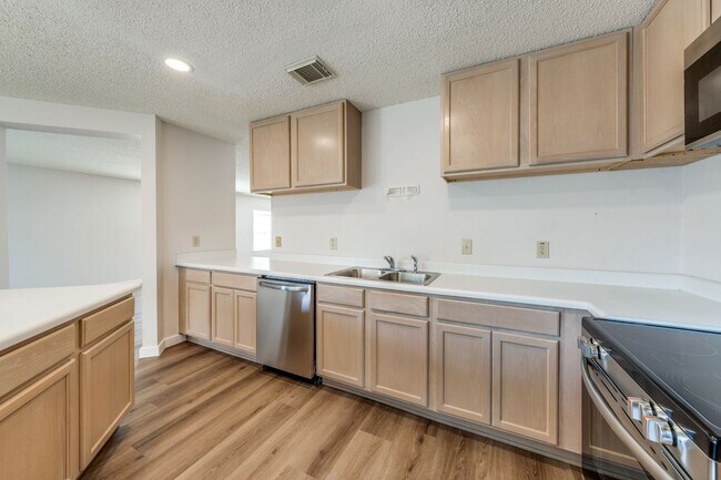Building Photo - Amazing LOCATION! DeZavala & IH-10 Four Be...
