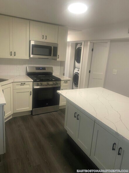 Building Photo - 118 Marginal St