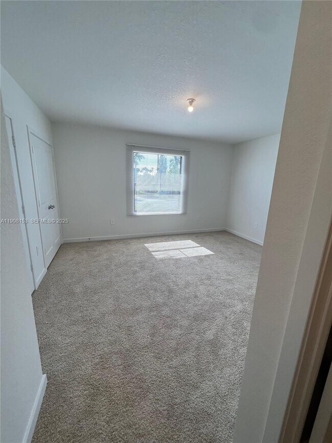 Building Photo - 326 NE 1st Ave