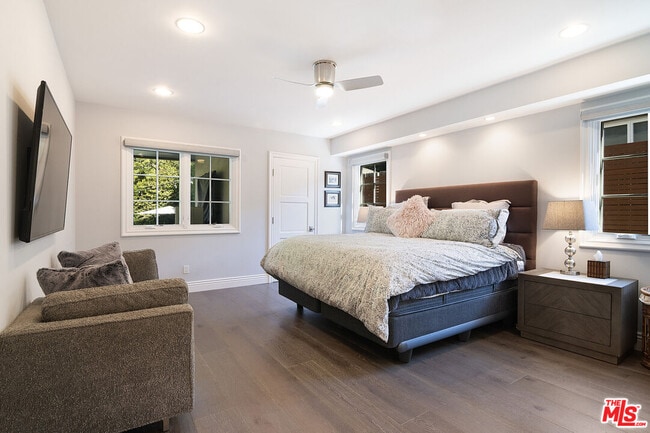 Building Photo - 9145 Sawyer St