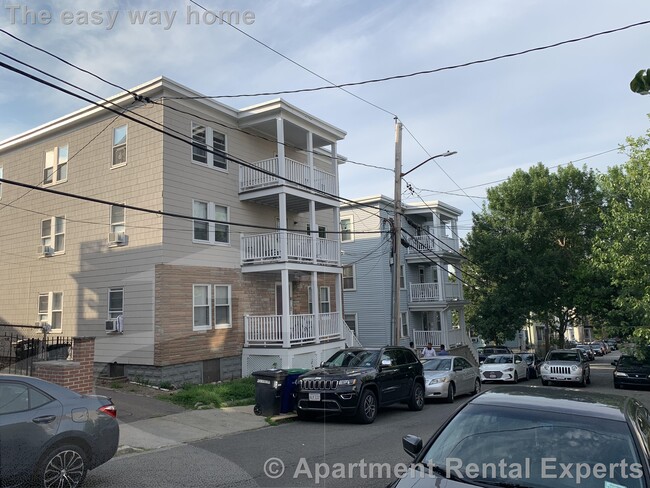 Building Photo - 18 Bond St