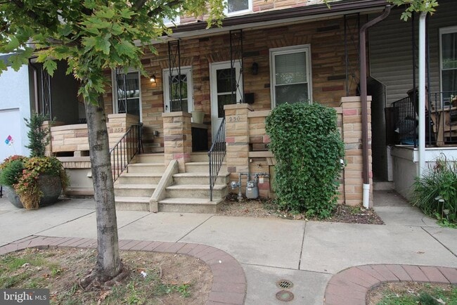 Building Photo - 230 S 3rd Ave