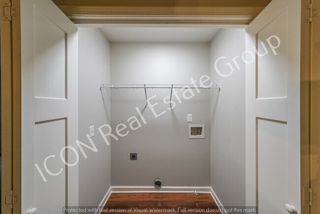 Building Photo - 3/3 Townhome with 2 car garage