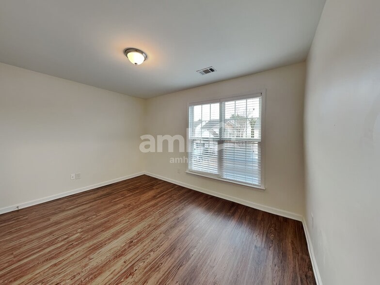 Building Photo - 325 Balaban Cir