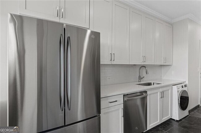 Building Photo - 2575 Peachtree Rd NE