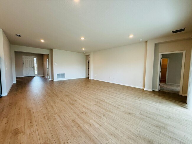 Building Photo - New built 4 bedroom 3 bath 3 car garage in Coddington Subdivision