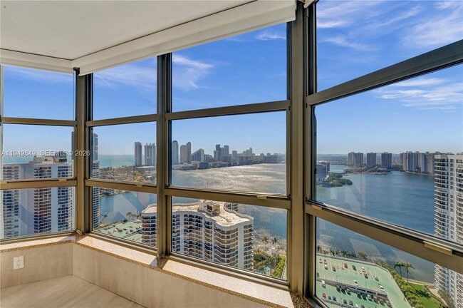 Building Photo - 3500 Mystic Pointe Dr