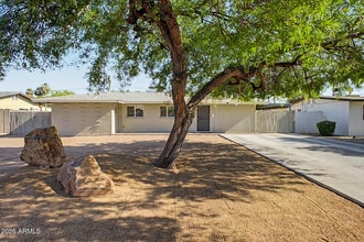 Building Photo - 515 E Vista Del Cerro Dr
