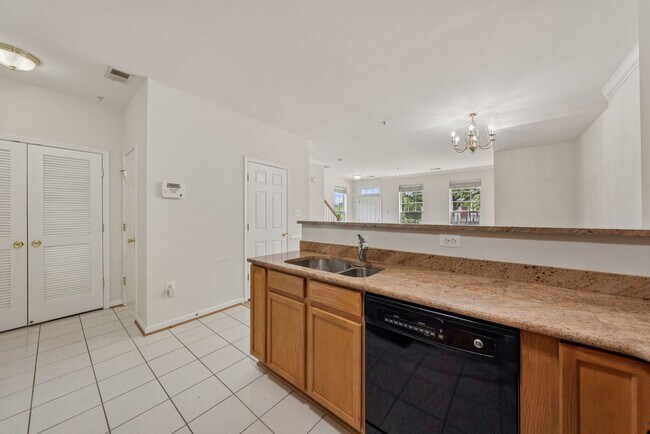 Building Photo - Beautiful End-Unit Townhome-Style Condo Ne...