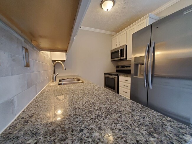 Building Photo - 3 Bed 2 Bath Condo