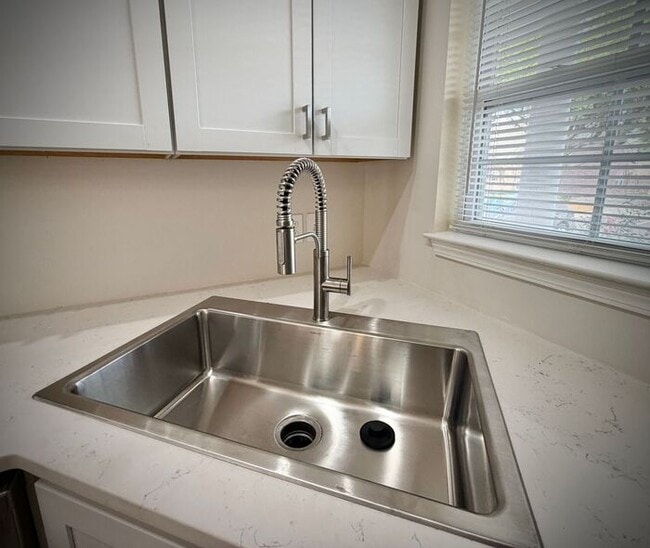 Building Photo - Independence South Brick One Level Patio Home. UPDATED! Open Floor Plan, Clean, Pets Ok!