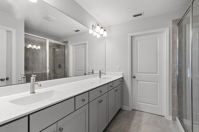 Building Photo - Contemporary Townhouse in East Village!
