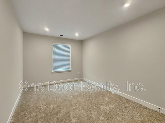 Building Photo - 105 Ironsmith Wy