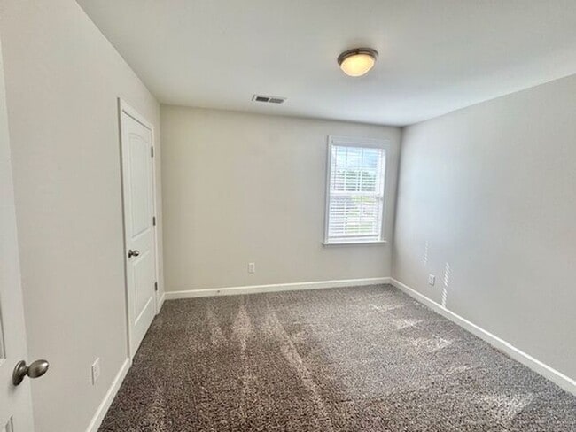 Building Photo - Now Leasing a 4-bedroom 2.5 bath home in O...