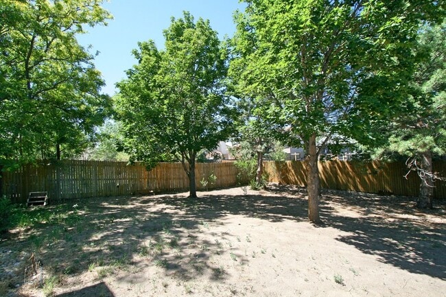 Building Photo - Charming Bi-level Home Available in Colora...