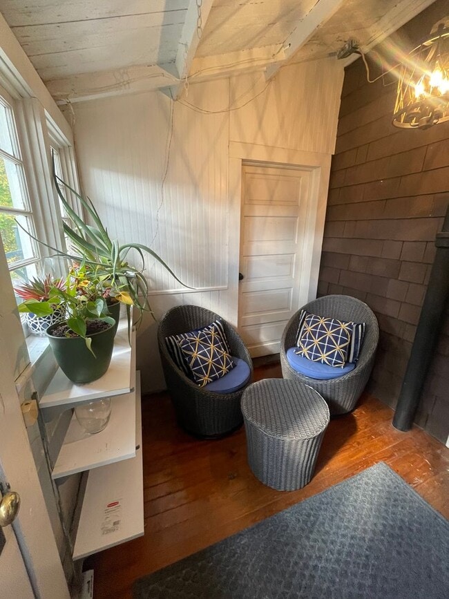 Building Photo - ?? COMING SOON ?? Charming 3 Bed / 1 Bath ...