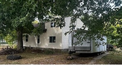 Building Photo - 303 Cedar St