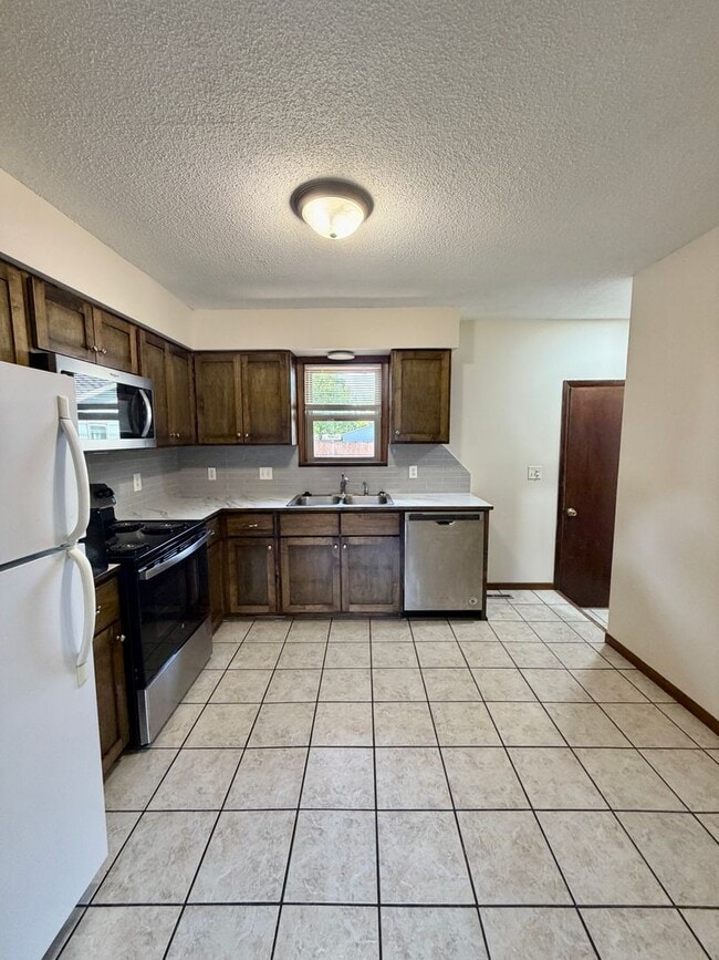 Building Photo - Indian Hills Duplex