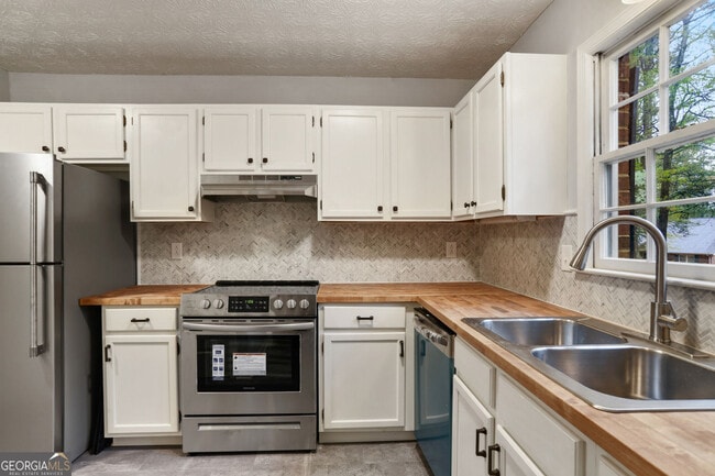 Building Photo - 587 Wedgewood Dr