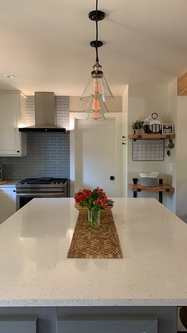 Building Photo - 1261 NE Dempsey Dr