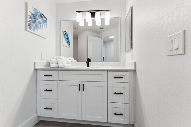 Building Photo - 875 W Pecos Rd