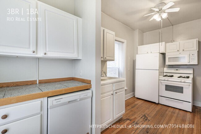 Building Photo - 903 E 14th Ave