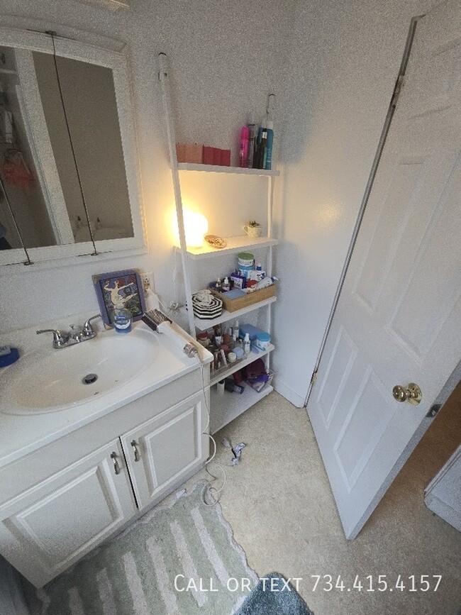 Building Photo - 110 E Summit-