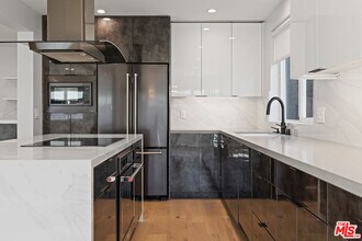 Building Photo - 153 S Palm Dr