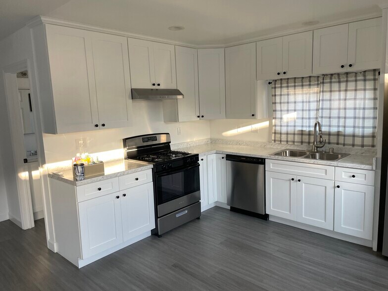 Primary Photo - 265 E 69th Way