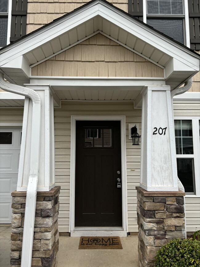 Building Photo - $200 Discount 1st month - 3 bedrooms/2.5 b...