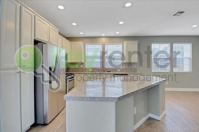 Building Photo - 461 Anjou Cir