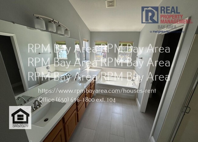 Building Photo - 250 Biarritz Ct