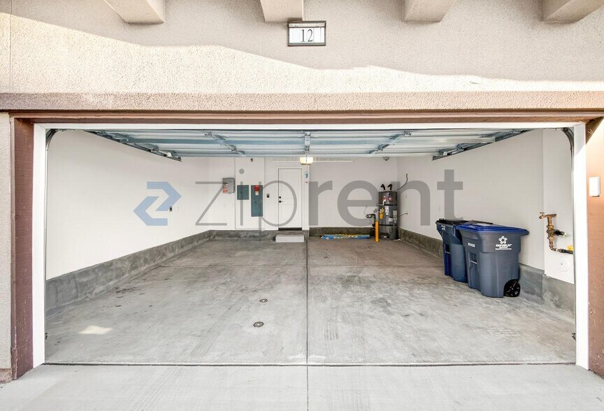 Building Photo - 2215 W Orange Ave