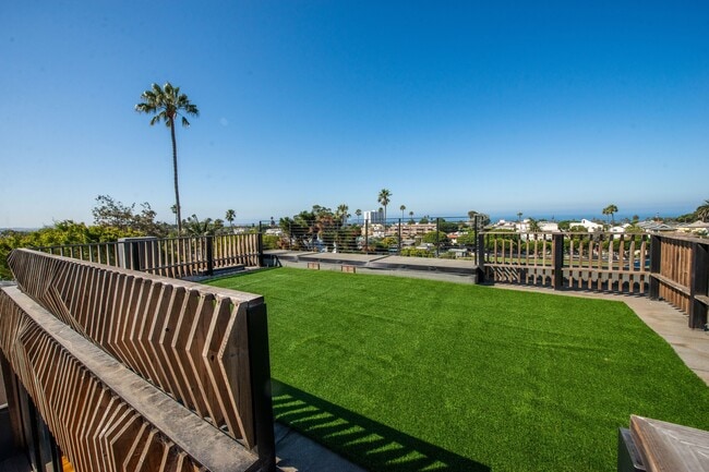 Building Photo - 2460 Beverley Ave