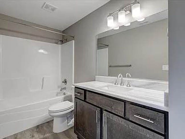 Building Photo - Family Home in Altoona - Available Now!