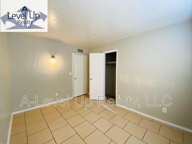 Building Photo - 1850 N 5th Ave