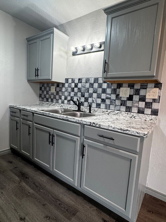 Building Photo - 505 Oak